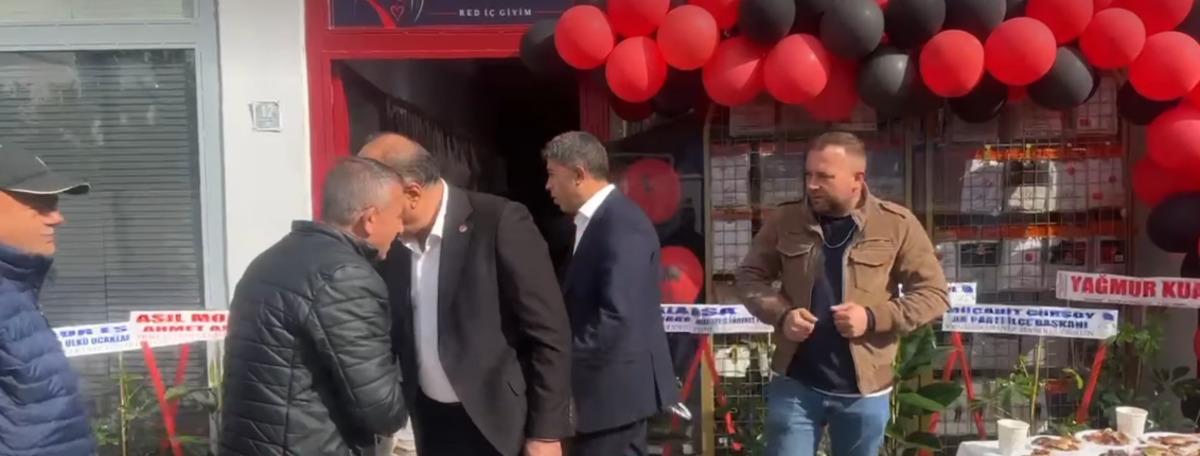 &Ccedil;orum da i&ccedil; giyim mağazasına dualı a&ccedil;ılış! Kırmızı ve siyah balonlar, protokolle kurdele kesimi... 7