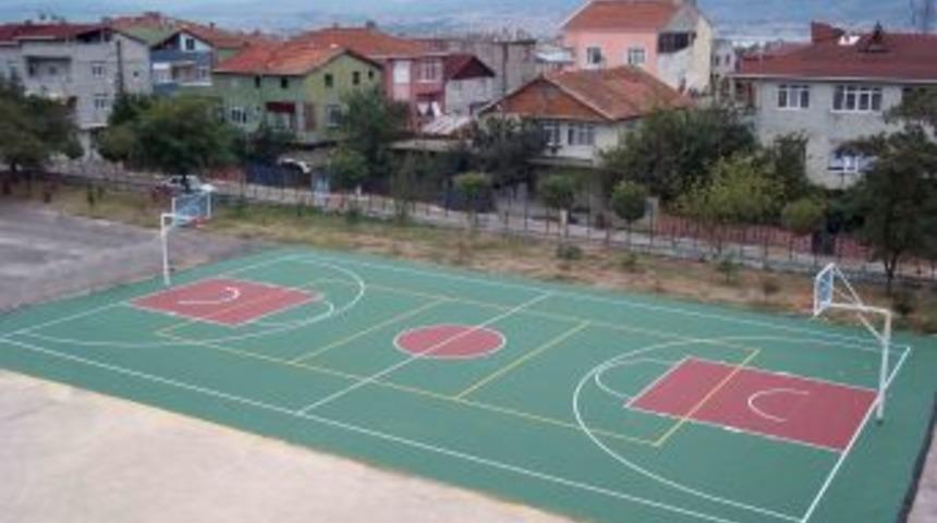 Kocaeli'de iki okuldan birine basketbol sahası