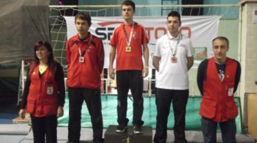 Zirve &ouml;ğrencisi Havalı T&uuml;fek Yarışması&rsquo;nda T&uuml;rkiye birincisi oldu