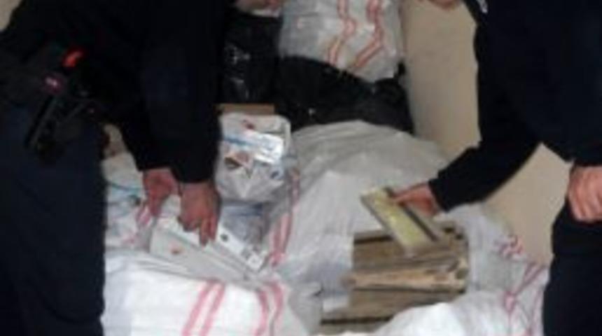 Esenler'de 28 bin paket ka&ccedil;ak sigara ele ge&ccedil;irildi