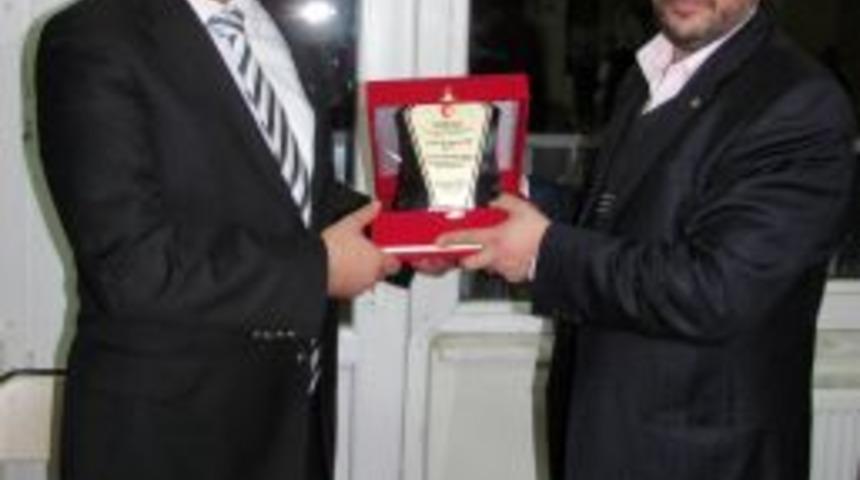 İYC&rsquo;den Rekt&ouml;r Seyit Aydın&rsquo;a plaket