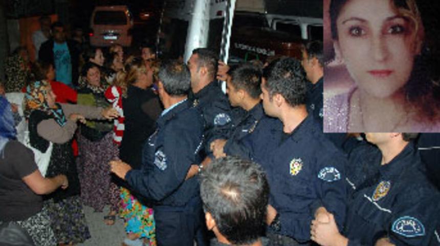 Eşini, boğazını keserek &ouml;ld&uuml;rd&uuml;