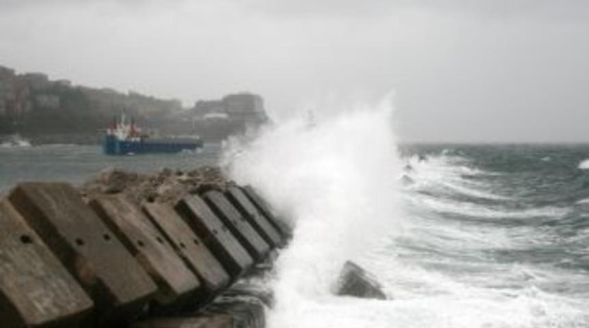 Karadeniz'deki fırtınada dev dalgalar oluştu