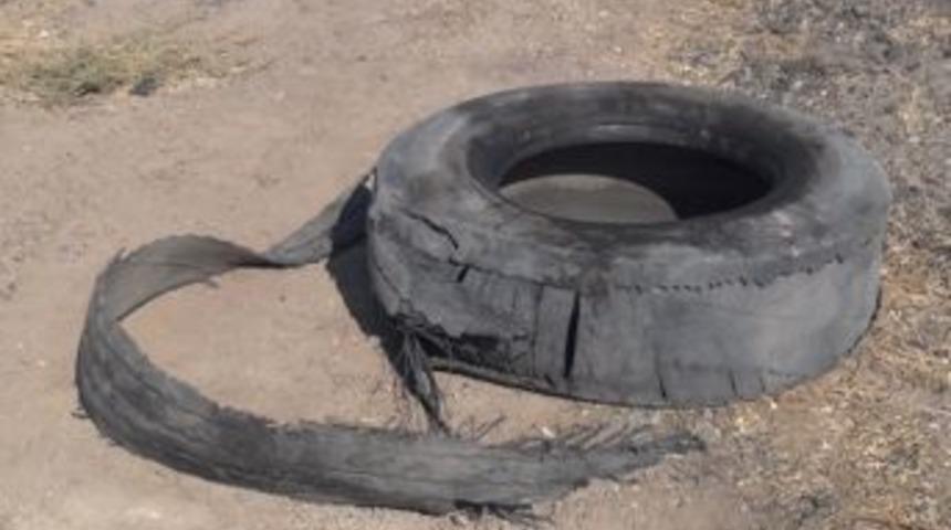 Kara yolu &uuml;zerindeki kaplama ara&ccedil; lastiği par&ccedil;aları kazalara sebep oluyor