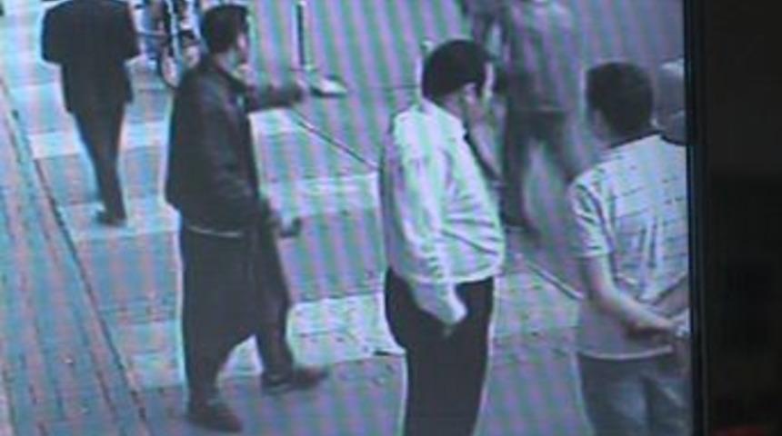 Seyir halindeki aracı durdurup, i&ccedil;indeki 140 bin lirayı &ccedil;aldılar