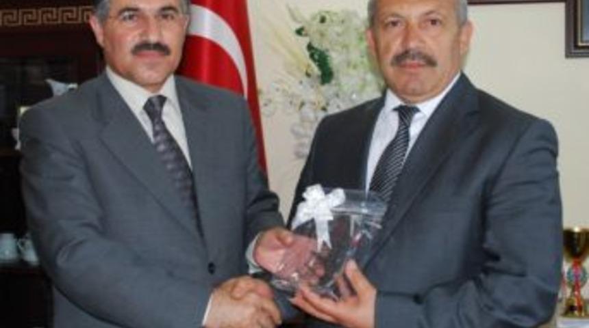 Başkan G&ouml;zen'e plaket