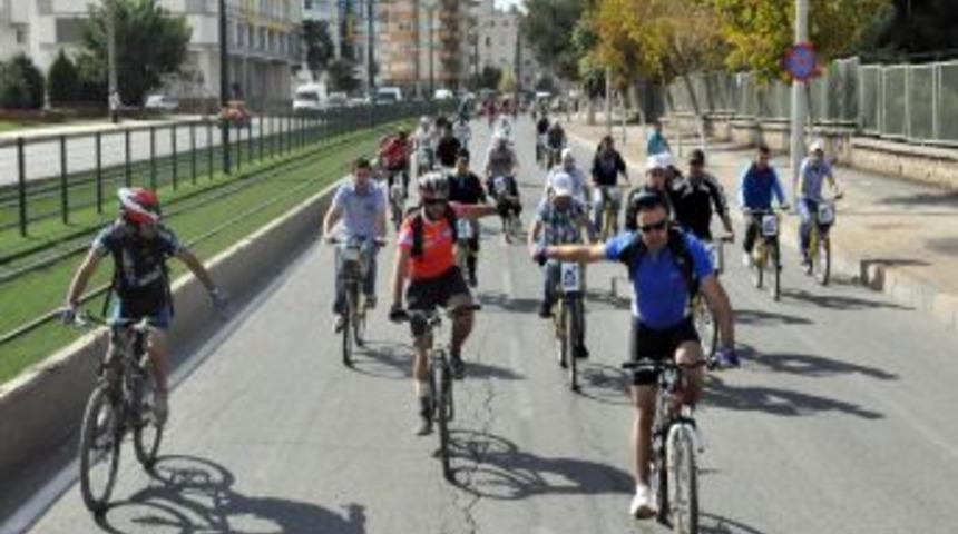 Gen&ccedil;ler, insan hakları ve demokrasi i&ccedil;in pedal &ccedil;evirdi