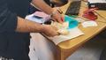 Yol ortas�nda buldu: ��inden alt�n ve d�viz ��kt� 'Akl�m�za gelmedi'