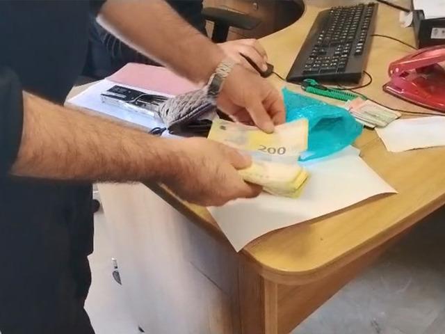 Yol ortasında buldu: İ&ccedil;inden altın ve d&ouml;viz &ccedil;ıktı 'Aklımıza gelmedi'