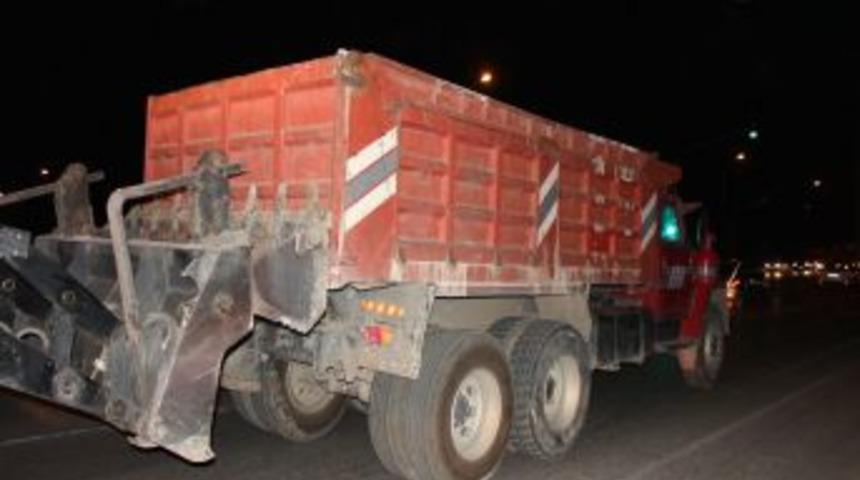 Yolda kalan kamyona T&uuml;rk usul&uuml; &ccedil;&ouml;z&uuml;m