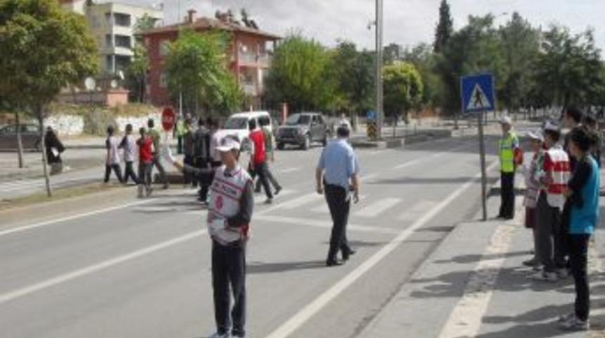 Okul ge&ccedil;idi g&ouml;revlileri trafik polisi kadar yetkili
