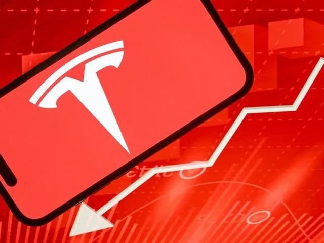 Tesla'nın arabası u&ccedil;uyor, hissesi d&uuml;ş&uuml;yor: G&ouml;zler &ccedil;arşambada