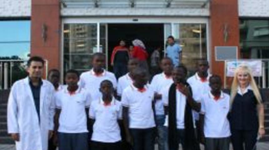 Ugandalı &ouml;ğrenciler sağlık taramasından ge&ccedil;ti