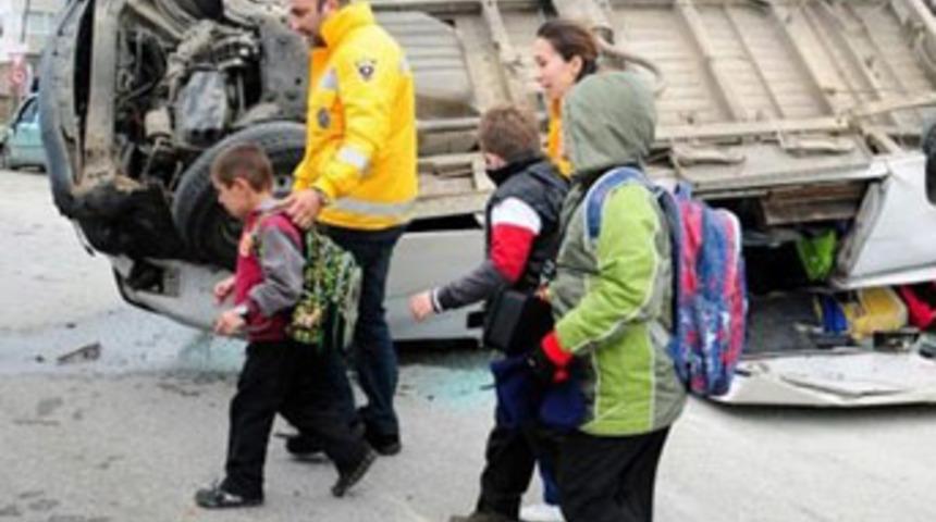 &Ouml;ğrenci servisi kaza yaptı: 19 yaralı