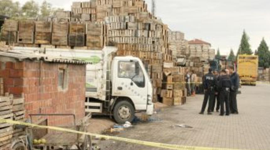 Halde, geri manevra yapan kamyonun altında ezilen iş&ccedil;i &ouml;ld&uuml;