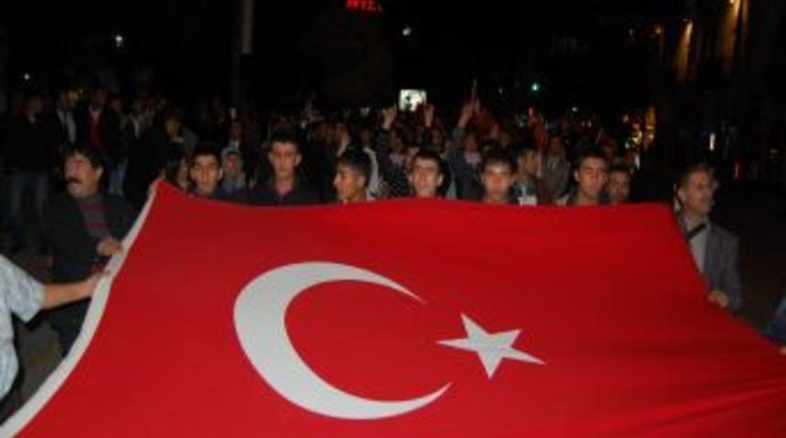 Gaziantepli vatandaşlar ter&ouml;r&uuml; lanetlemek i&ccedil;in sokağa d&ouml;k&uuml;ld&uuml;