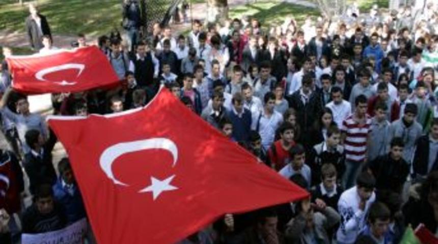 &Ouml;ğrenciler, şehitler i&ccedil;in sokaklarda