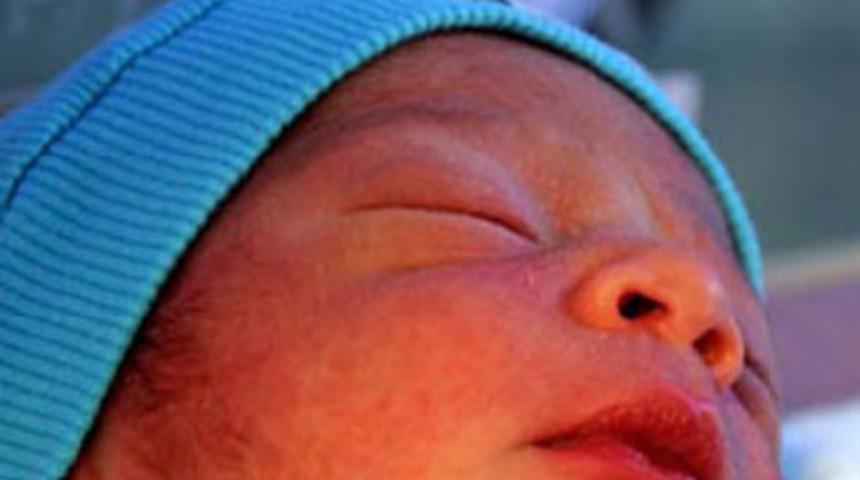 Poşetten &ccedil;ıkan bebeğe şehidin ismi verildi