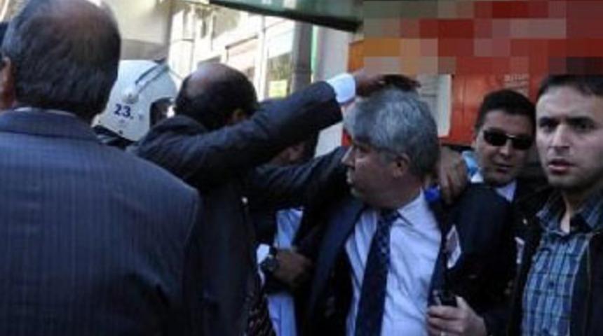 Şehit cenazesinde olay &ccedil;ıktı