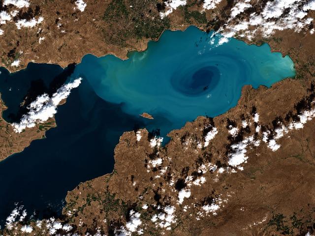 Van G&ouml;l&uuml;'n&uuml;n uzaydan g&ouml;r&uuml;nen ebru sanatı b&uuml;y&uuml;ledi