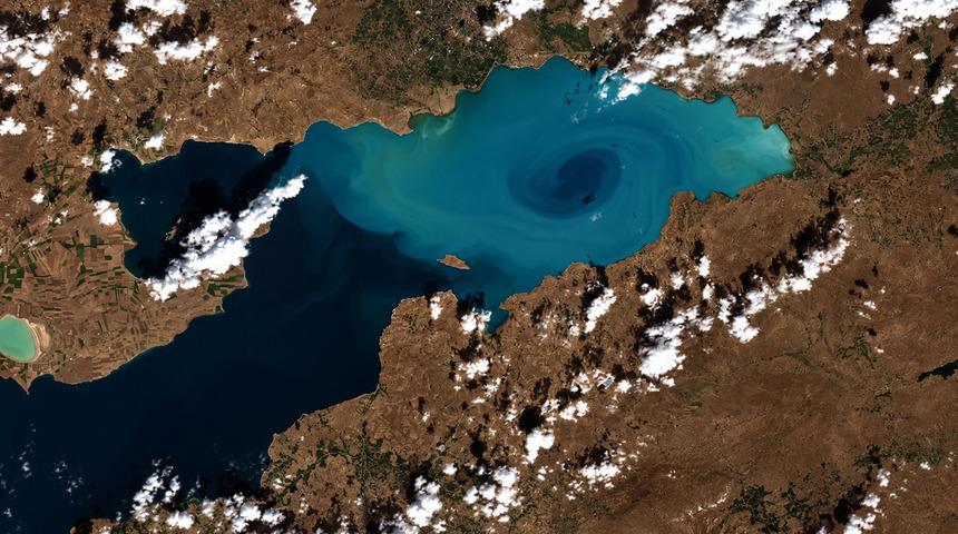Uzaydan g&ouml;r&uuml;nt&uuml;lendi, dev bir ebru tablosunu andırdı! Van G&ouml;l&uuml;&rsquo;nde b&uuml;y&uuml;leyen manzara