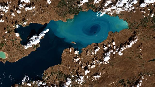 Uzaydan görüntülendi, dev bir ebru tablosunu andırdı! Van Gölü’nde büyüleyen manzara