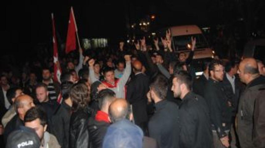 Sakarya'da BDP binasına y&uuml;r&uuml;mek isteyen gruba polis m&uuml;dahale etti