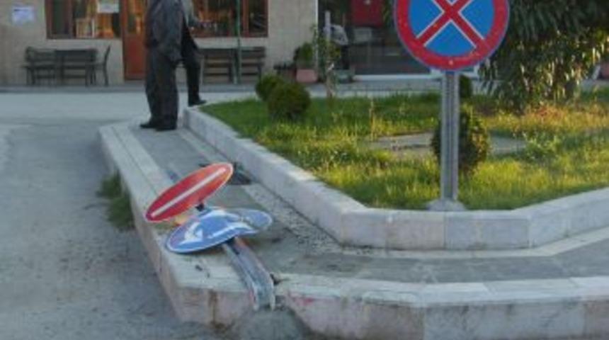 &Ccedil;arptığı iki &ccedil;ocuğu hastaneye g&ouml;t&uuml;r&uuml;rken de kaza yapınca aracı bırakıp ka&ccedil;tı