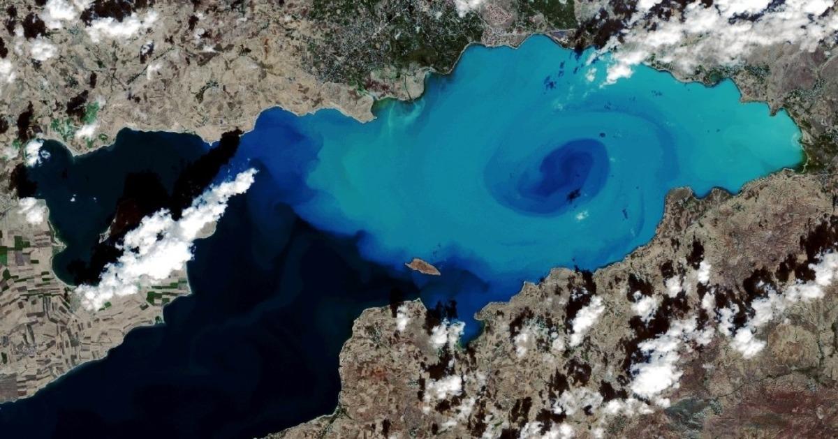 Uzaydan görüntülendi, dev bir ebru tablosunu andırdı! Van Gölü’nde büyüleyen manzara 1