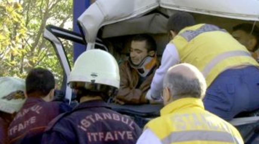 Yolcu indirmek i&ccedil;in yavaşlayan minib&uuml;se kamyonet &ccedil;arptı: 6 yaralı