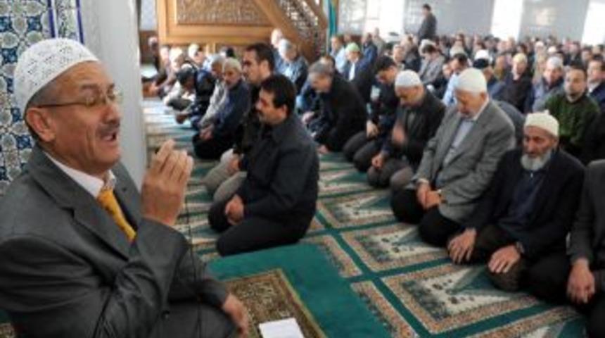 Eller, Cuma namazında şehitler i&ccedil;in semaya kalktı