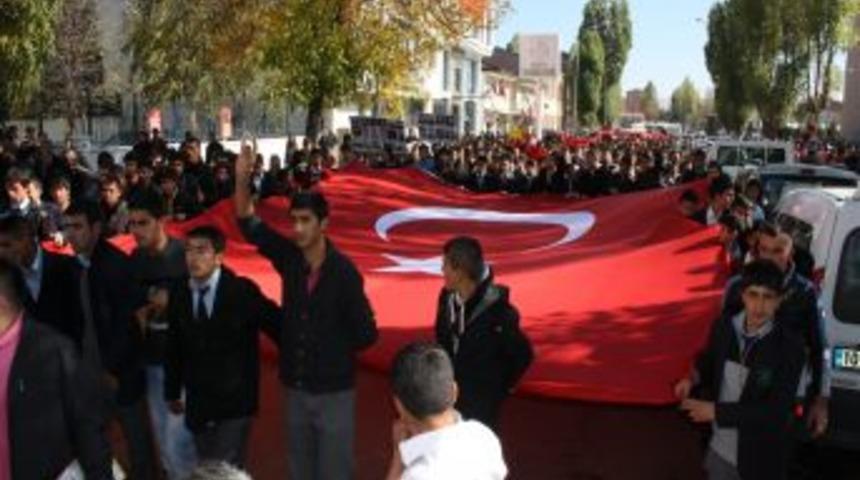 Kars'ta şehitler i&ccedil;in miting d&uuml;zenlendi