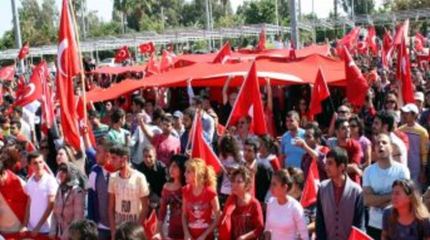 Mersin&rsquo;de binlerce kişi ter&ouml;r&uuml; protesto etti