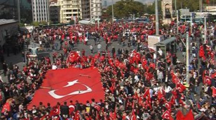 '81 il ter&ouml;re karış tek y&uuml;rek' sloganıyla Taksim'de buluştular