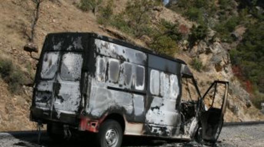 Ter&ouml;ristler Tunceli'de ara&ccedil; yaktı