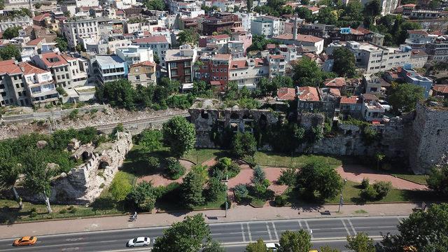 1600 yıllık Bizans Sarayı'nı defineciler delik deşik etti