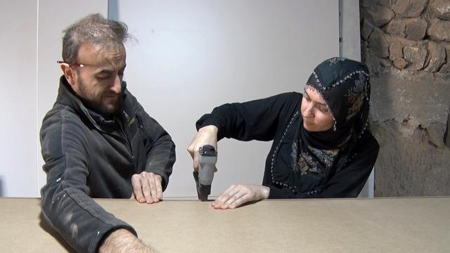 Eşine destek olmak için başladı, mobilya ustası oldu! “Yapamam” dediği işleri öğrendi