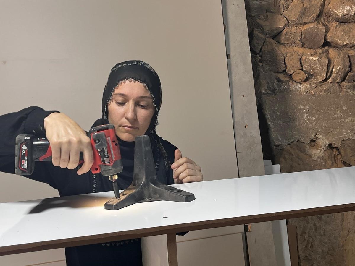 Eşine destek olmak için başladı, mobilya ustası oldu! “Yapamam” dediği işleri öğrendi 1