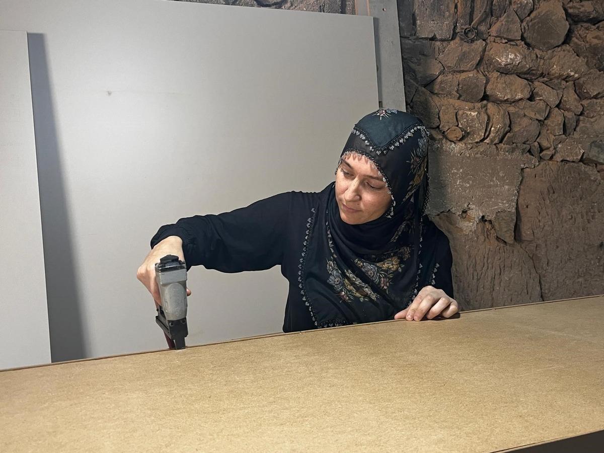 Eşine destek olmak için başladı, mobilya ustası oldu! “Yapamam” dediği işleri öğrendi 3