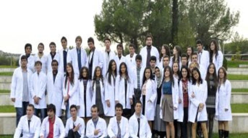 Muğla &Uuml;niversitesi&rsquo;nin ilk tıp &ouml;ğrencileri beyaz &ouml;nl&uuml;k giydi