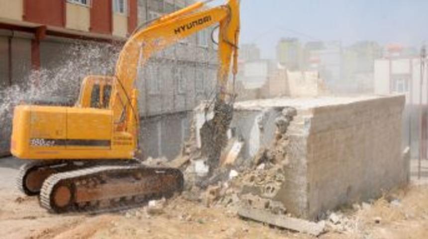 İmar planında park alanı olarak belirlenen arsadaki ka&ccedil;ak ev yıkıldı