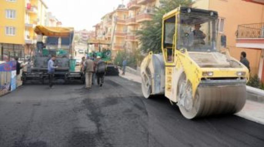 Afyonkarasahisar'da g&uuml;nde bin 500 ton asfalt seriliyor