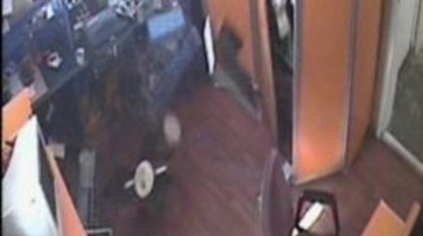 Deprem anı, g&uuml;venlik kamerasına yansıdı