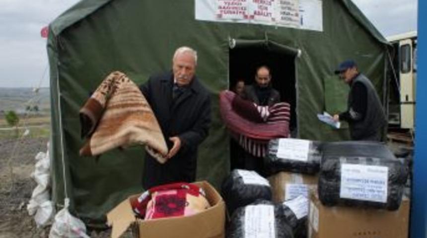 Silivri cezaevi &ouml;n&uuml;ndeki n&ouml;bet &ccedil;adırından deprem yardımı