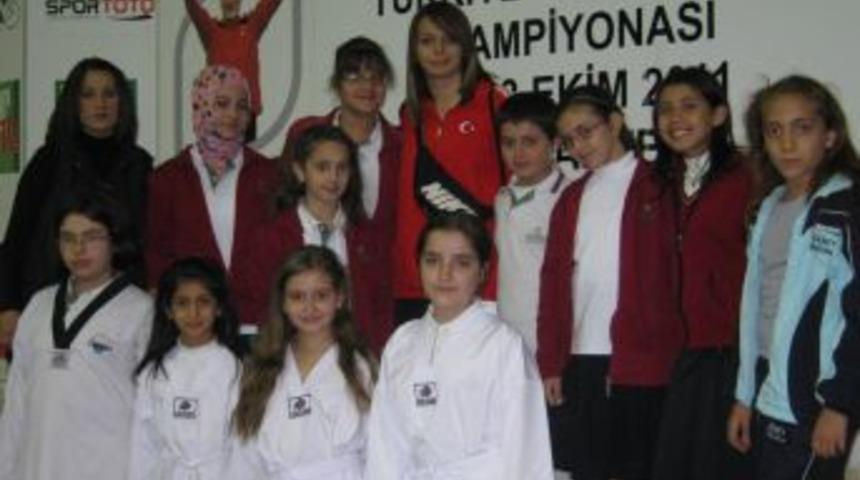 Geleceğin tekvandocuları şampiyonlarla buluştu