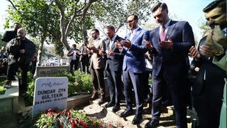 Son dakika: &Uuml;sk&uuml;dar'da h&uuml;z&uuml;nl&uuml; bayrak değişimi! Se&ccedil;im sonrası mezarında ziyaret ettiler