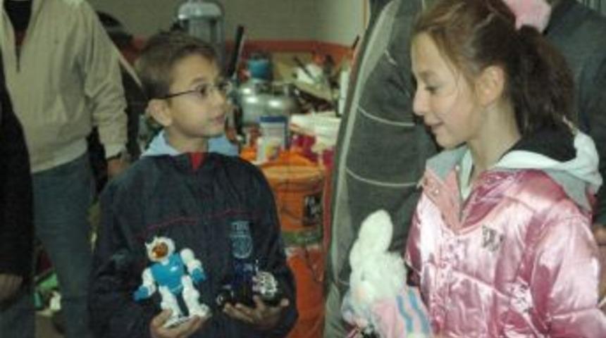 Depremzede kardeşlerine oyuncaklarını gönderdiler