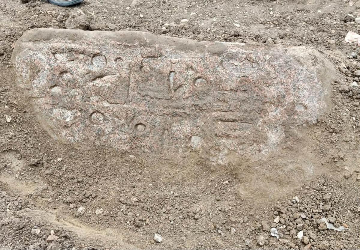 Tarlasında bulduğu pembe taşın altı kazınca şaşkına döndü! 2 dev kafa ortaya çıktı 1