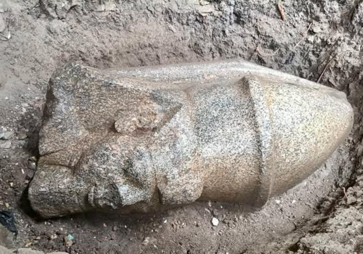 Tarlasında bulduğu pembe taşın altı kazınca şaşkına döndü! 2 dev kafa ortaya çıktı 2