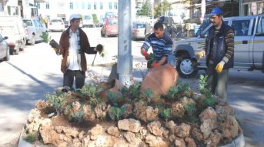 Eğirdir&rsquo;de park ve bah&ccedil;eler kışa hazırlanıyor